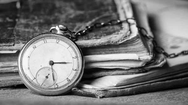Reloj Decadente Fondo Viejos Libros Mala Calidad Fotografía Blanco Negro — Foto de Stock
