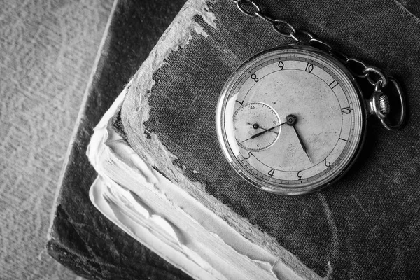 Zerfallende Uhr Auf Dem Hintergrund Alter Schäbiger Weiser Bücher Schwarz — Stockfoto
