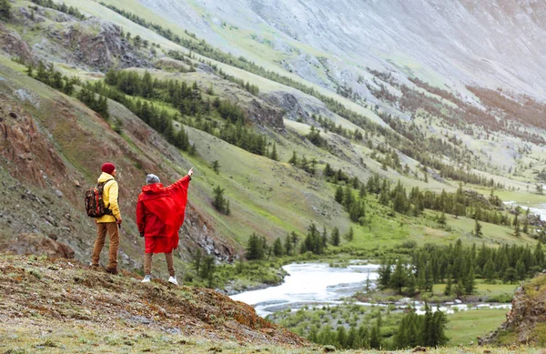 Görüntülemek mutlu çift ben dağ manzarası arıyorum. Güzel vadi zevk.