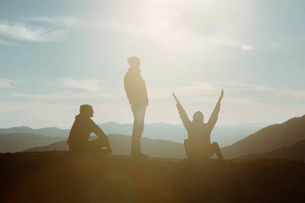 Mutlu arkadaş dağlarda günbatımı zaman eğleniyor zemin aralığı. Metin için yer