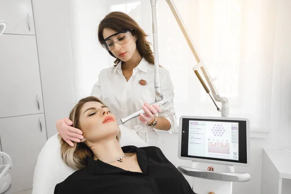 Genç kadın plastik cerrahi enjeksiyon yüzünde, closeup alma