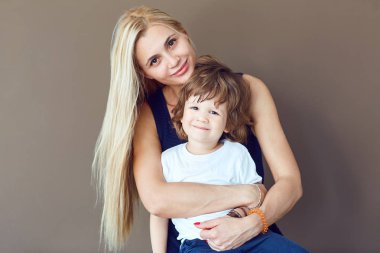 Anne ve oğlu sarılma.