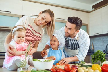 Mutlu bir aile mutfakta hazırlanıyor.