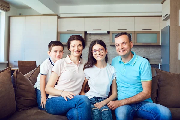 Porträtt av en lycklig familj i ett rum — Stockfoto