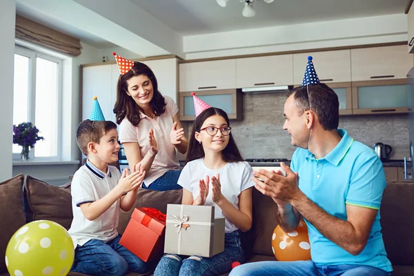 Glückliche Familie mit Kuchen auf Geburtstagsparty — Stockfoto