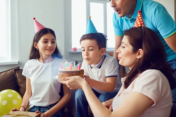 Happy Family celebra su cumpleaños con un pastel de cumpleaños — Foto de Stock