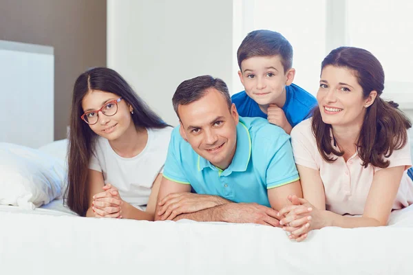 Portrait de famille heureuse couché dans la chambre — Photo