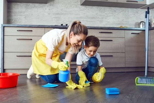 Matka i syn są sprzątanie apartamentu. — Zdjęcie stockowe