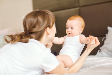 Mutlu anne sarılma bebek yatakta kapalı yatıyordu.