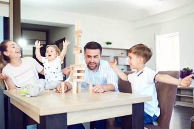 Bir aile kurulu kapalı masadan oyunları çalış.