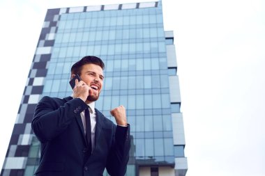 İş adamı telefonda konuşuyor.. 