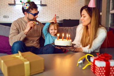Doğum günü pastası ile veliler çocuklarının tebrik.