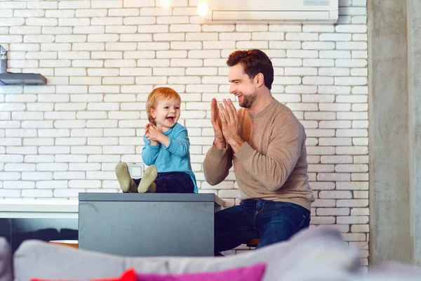 Vader en zoon spelen leuk samen binnenshuis. — Stockfoto