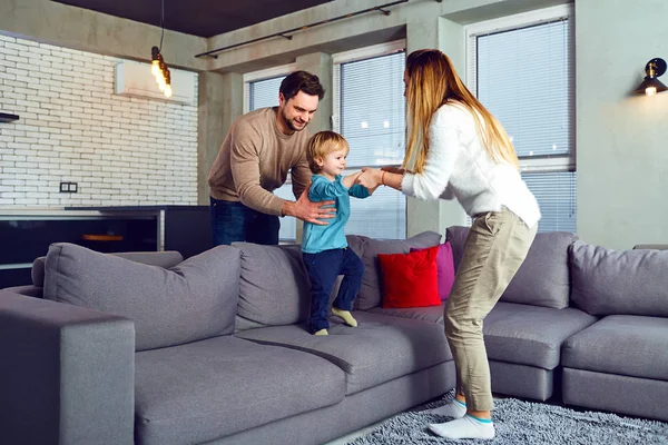 Una familia está jugando con un niño en la habitación . — Foto de Stock