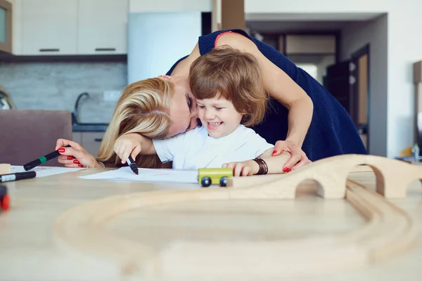 Ibu dan anak bermain di meja dalam ruangan — Stok Foto