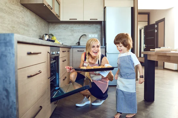 Mère et fils avec cuisson dans la cuisine à l'intérieur — Photo