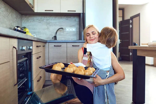 Ibu dan anak dengan baking di dalam ruangan dapur — Stok Foto