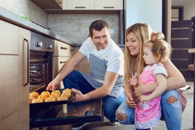 Aile bir tepsi fırından kurabiyeyle almak.