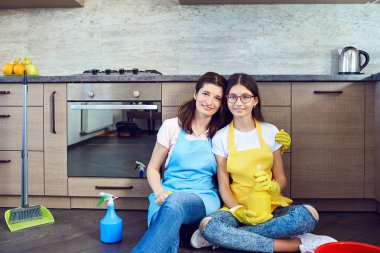 Anne ve kızı ev temizlik