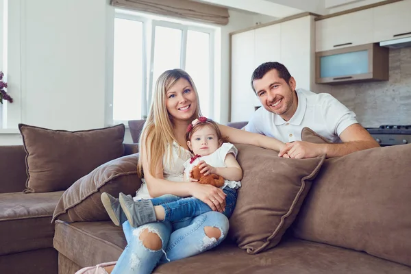 Feliz Familia Sonriendo Sentada Sofá Habitación —  Fotos de Stock