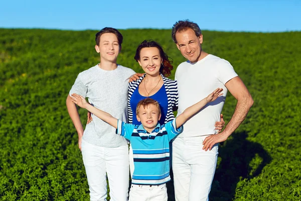 Portræt af en lykkelig familie i sommernaturen . - Stock-foto