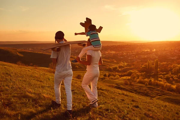 Boldog család a természetben, a naplemente. — Stock Fotó