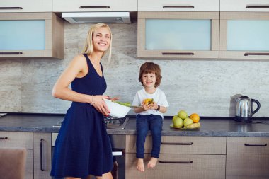 Anne ve oğul mutfakta..