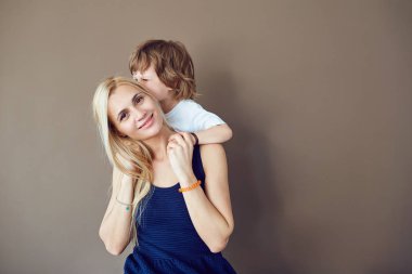 Anne ve oğlu metin için arka plan üzerinde sarılma. 