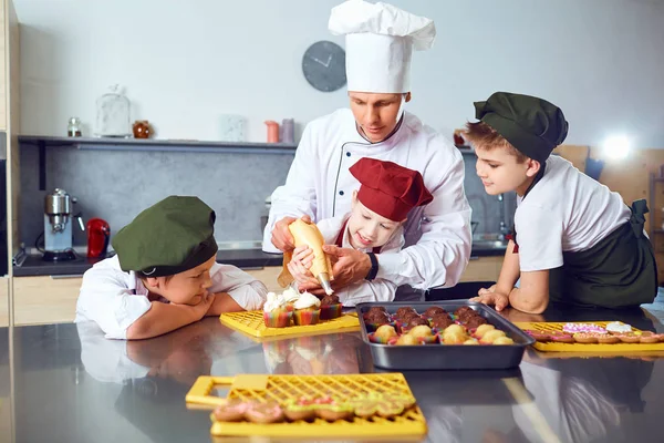 As crianças aprendem a cozinhar na sala de aula na cozinha — Fotografia de Stock