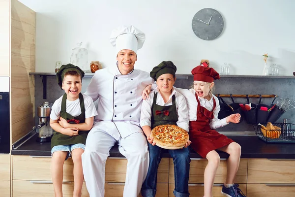 Crianças engraçadas aprendem a cozinhar na sala de aula na cozinha — Fotografia de Stock