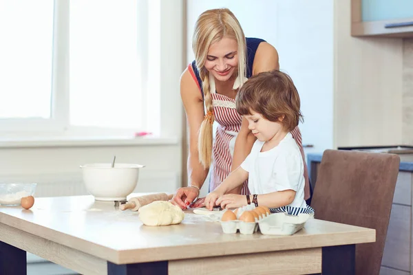 Ibu dan anak memanggang kue di dapur — Stok Foto