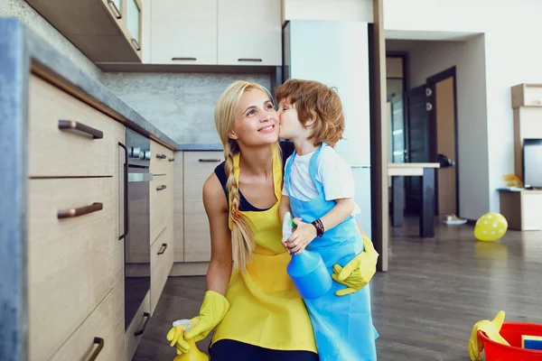 Ibu dan anak-anak membersihkan rumah . — Stok Foto