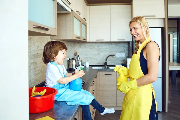 Maman et son enfant nettoient la maison . — Photo