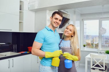 Genç bir çift bir daire temizliği.