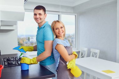 Genç bir çift bir daire temizliği.