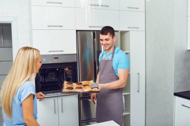 Genç bir çift mutfakta çerezleri fırın olduğunu