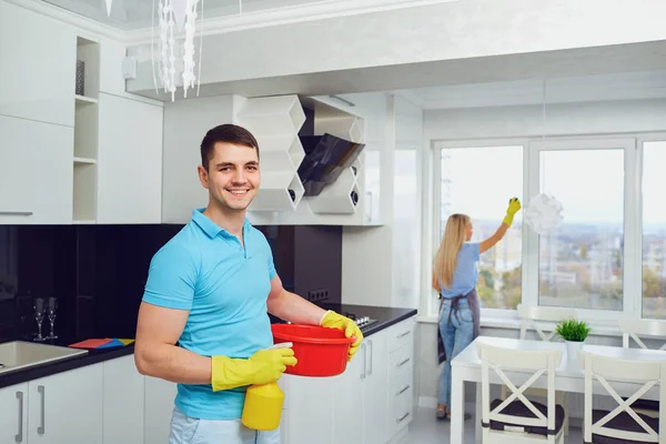 Um jovem casal está limpando um apartamento . — Fotografia de Stock