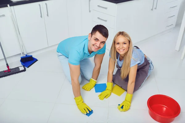 Un jeune couple nettoie un appartement . — Photo