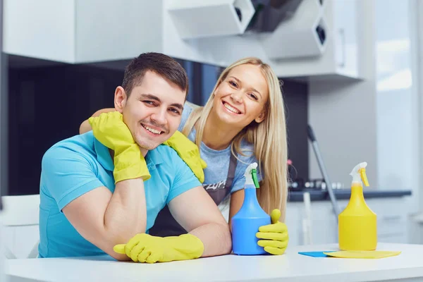 Una giovane coppia sta pulendo un appartamento . — Foto Stock
