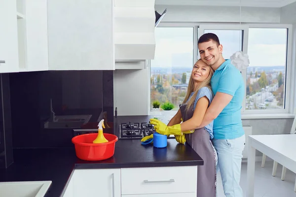 Um jovem casal está limpando um apartamento . — Fotografia de Stock