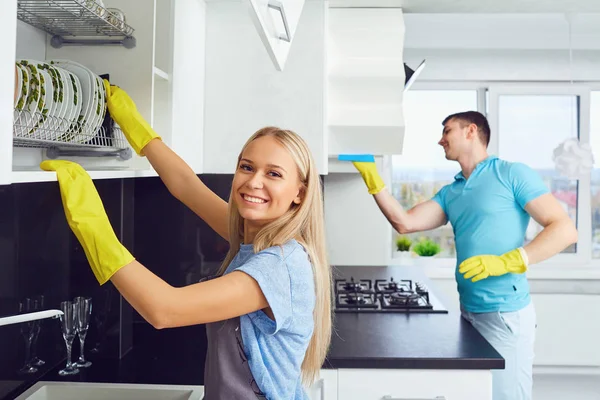 Um jovem casal está limpando um apartamento . — Fotografia de Stock