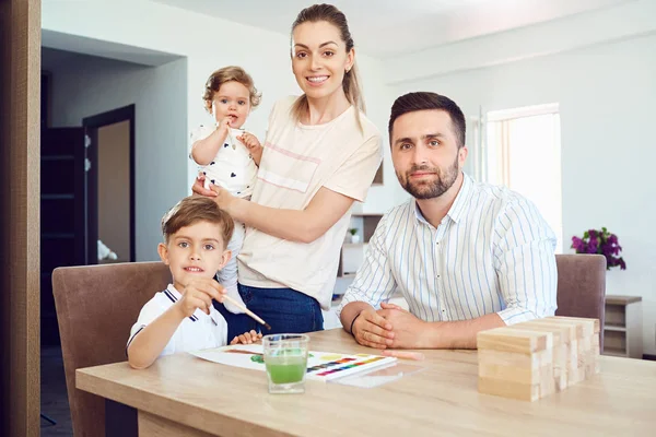 Gelukkige Familie Vestigt Verven Een Papier Aan Tafel Kamer — Stockfoto