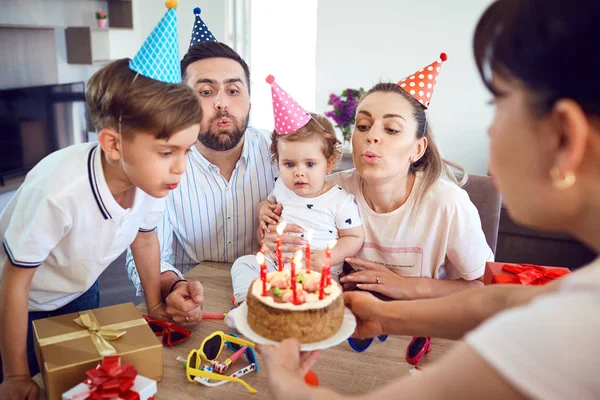 一个快乐的家庭用蜡烛蛋糕庆祝生日聚会 — 图库照片