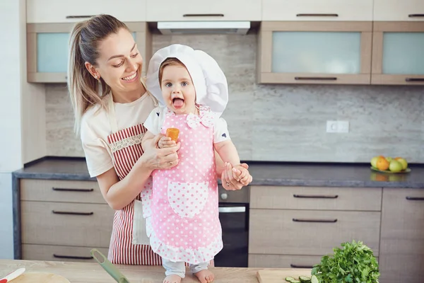 Mãe e bebê estão preparando comida na cozinha . — Fotografia de Stock