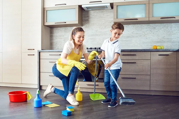 Matka i syn są sprzątanie apartamentu. — Zdjęcie stockowe