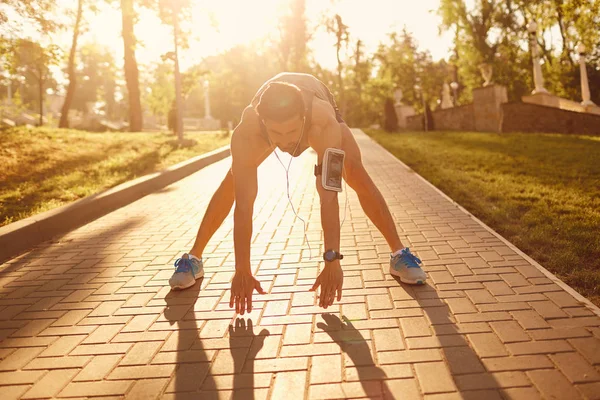 Junger Mann beim Stretching im Park. — Stockfoto