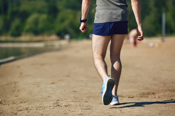 Чоловічий бігун ходить після тренування в парку  . — стокове фото