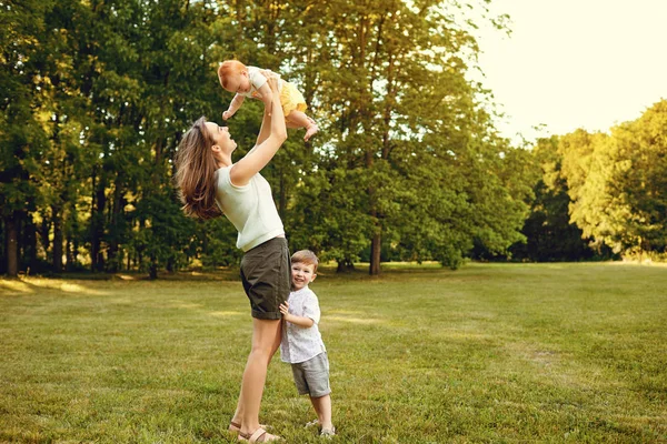 Mutter mit Kindern im Sommerpark. — Stockfoto