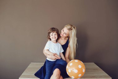 Anne ve oğlu metin için arka plan üzerinde sarılma. 