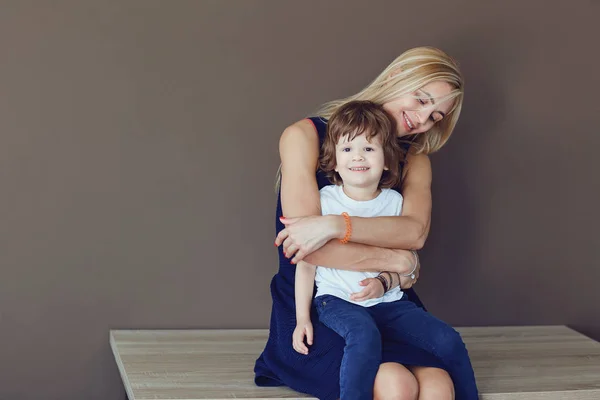 Mãe e filho estão abraçando no fundo para o texto . — Fotografia de Stock